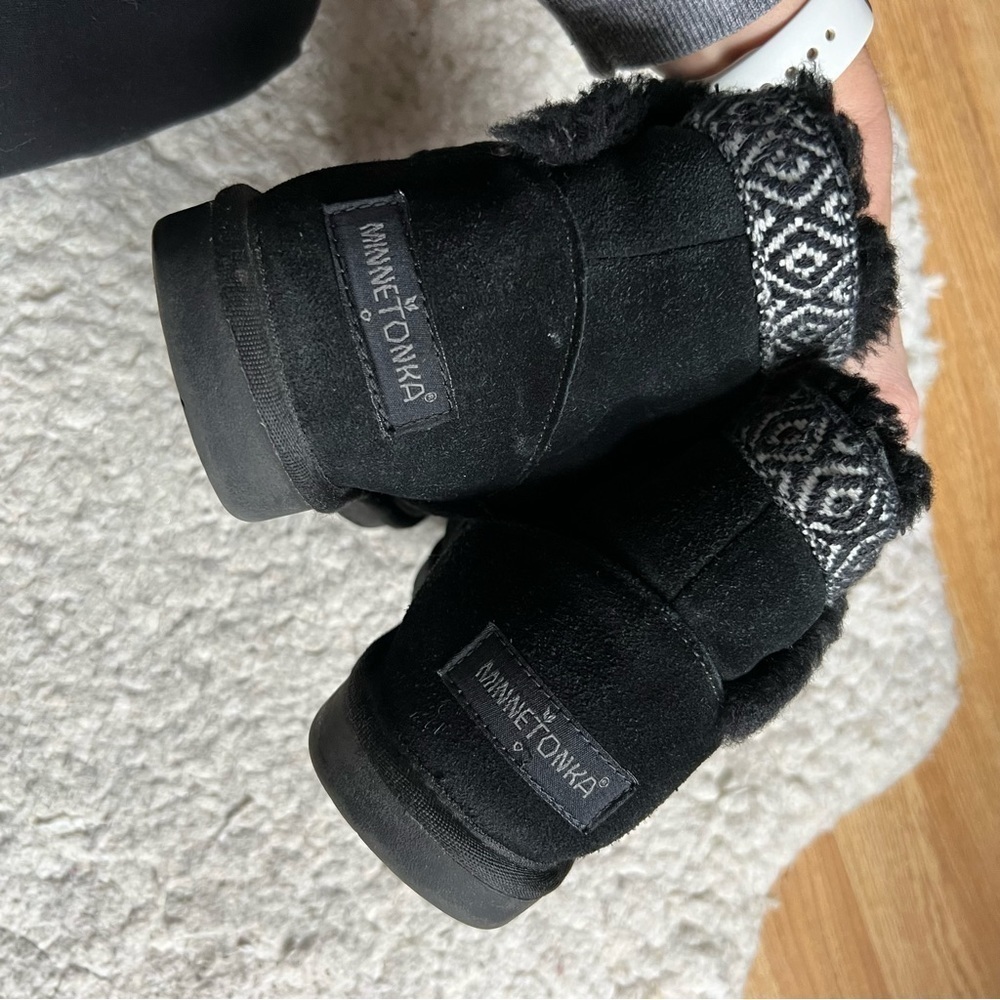 Minnetonka Middleton Aztec Boots Black White Suede Sheepskin Slipper Bootie - Picture 5 of 8